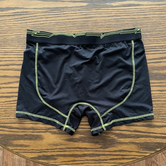 Sketches Performance Compression Shorts - Picture 3 of 3